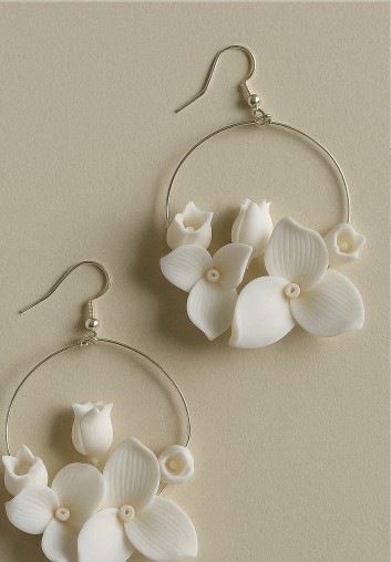 Boucles d’oreilles de mariée fleurs blanches sculptées – Orlane