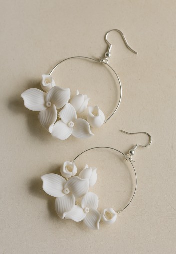 Boucles d’oreilles de mariée fleurs blanches sculptées – Orlane